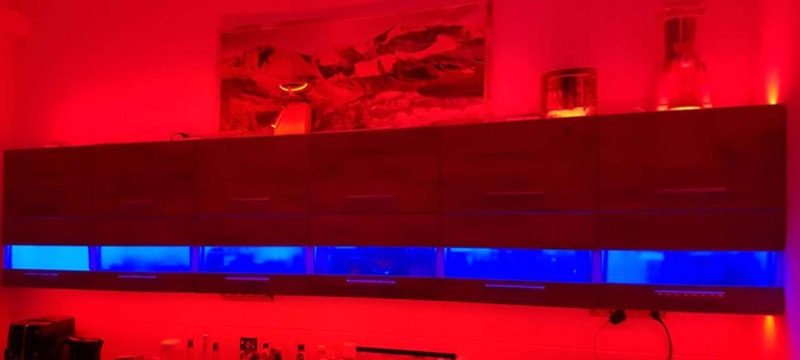 Küchenzeile mit Roter Beleuchtung
